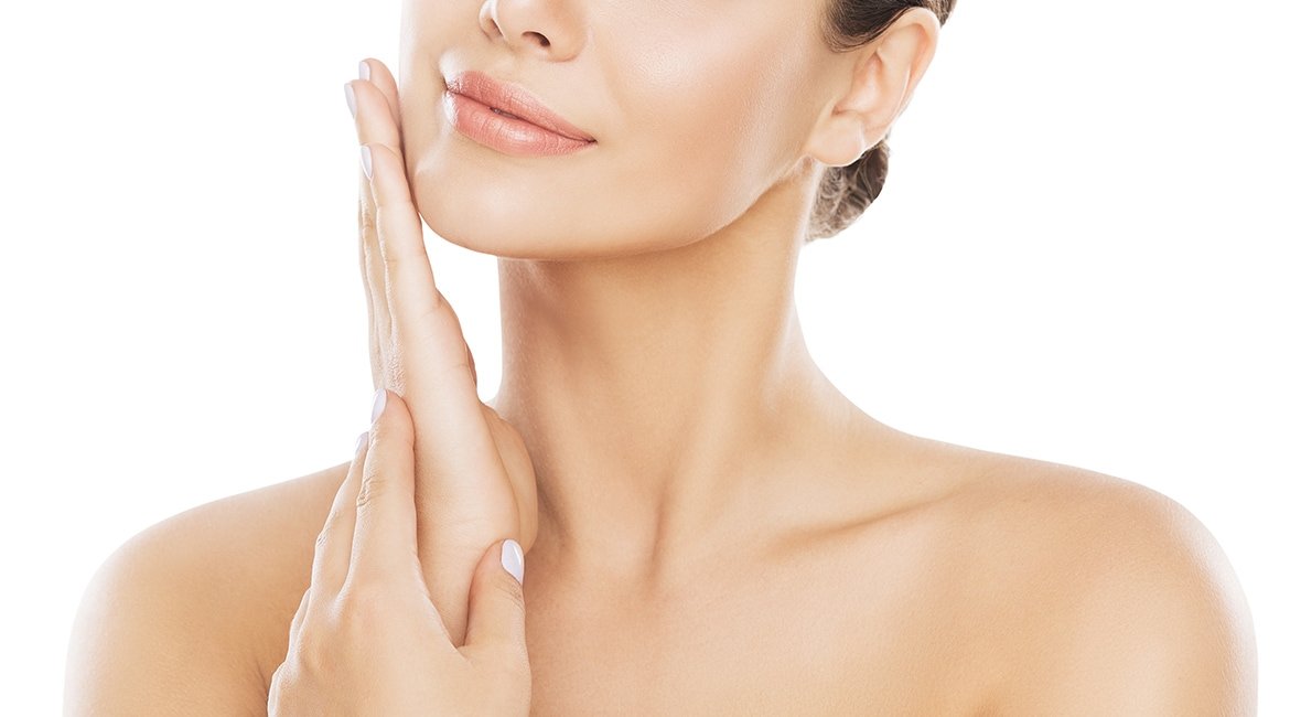 Frau berührt ihr Gesicht